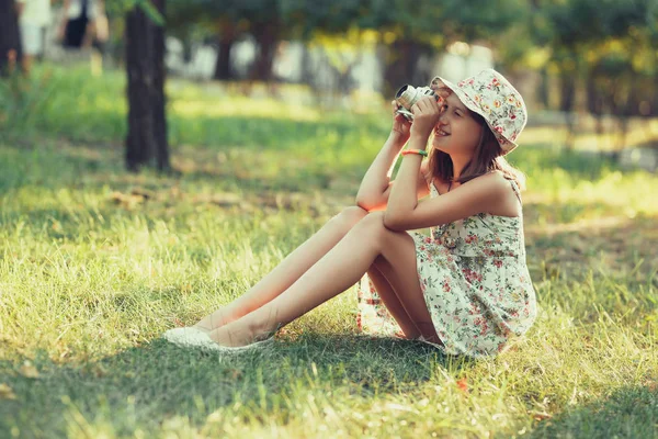 Meisje Wordt Gespeeld Door Fotocamera Zittend Het Gras Park Selfie — Stockfoto