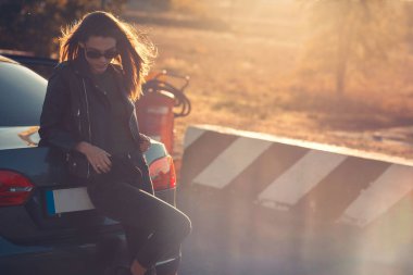 Aşık genç çift versite tarafından yürür. Bahar, sonbahar. Adam bir ceket ve şapka giyiyor. Kız bir eşarp ile şapka ve deri ceket