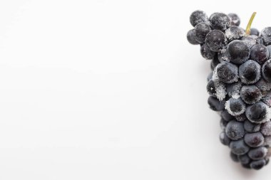 Beyaz bir tablo dondurulmuş üzüm