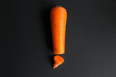 Erkek sünnet üzerinde yaratıcı çalışma. Temiz budanmalıdır havuç ve masanın üzerinde yatan kirli havuç. Havuç erkek penis sembolize ediyor..