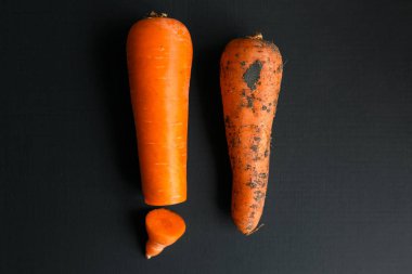 Erkek sünnet üzerinde yaratıcı çalışma. Temiz budanmalıdır havuç ve masanın üzerinde yatan kirli havuç. Havuç erkek penis sembolize ediyor..