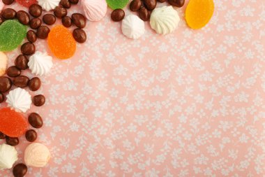 kumaş arka planda fıstık, Marshmallow ve marmelat ile çikolata