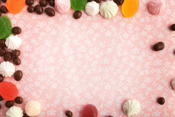 Chocolates com amendoim, marshmallows e marmelada em um fundo de tecido — Fotografia de Stock