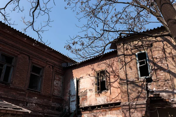 Ruin. Wohnhaus durch die Zeit zerstört — Stockfoto