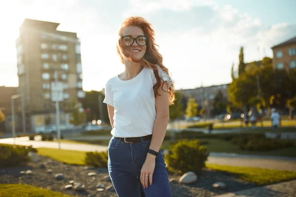 Portretten van een charmant roodharig meisje met een schattig gezicht. Meisje poseert voor de camera in het centrum. Ze heeft een prachtige stemming en een mooie glimlach. — Stockfoto