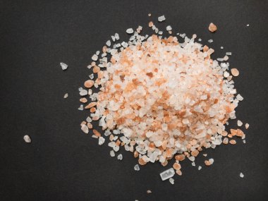 Siyah arka planda izole edilmiş tuz. Bir yığın pembe tuz. Büyük kristal pembe tuz. Himalaya tuzu.