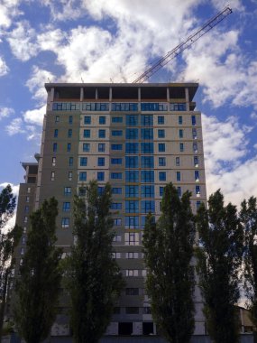 Çok katlı bir binanın inşaatı. İnşaat vinci evin çatısında..