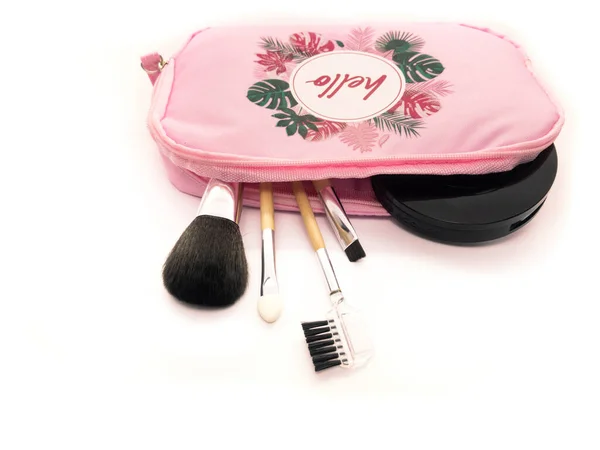 粉红化妆品袋与刷子和粉末隔离的白色背景 化妆套件 化妆妇女化妆品袋 — 图库照片