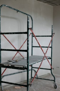 Evin tamiri için yapı iskelesi. Dairenin duvarının yanında duran iskele. 