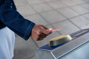 Commuter using a contactless card to pay for public transport, facilitating quick and easy access to trains, buses, or subways, highlighting modern urban travel solutions