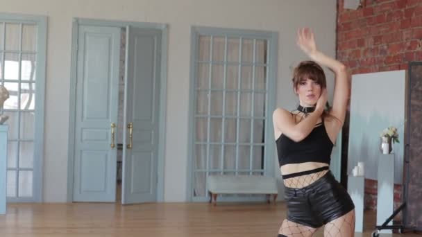 Mujer joven bailando sexy en medias de rejilla — Vídeo de stock