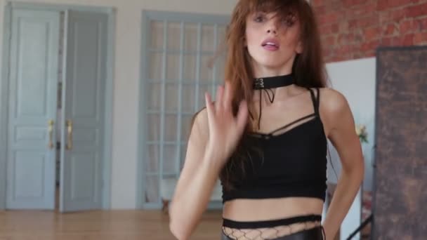 Jovem mulher dança sexy no grade collants — Vídeo de Stock