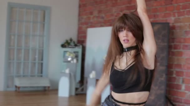 Jeune femme aux cheveux bouclés posant dans des vêtements sexy — Video