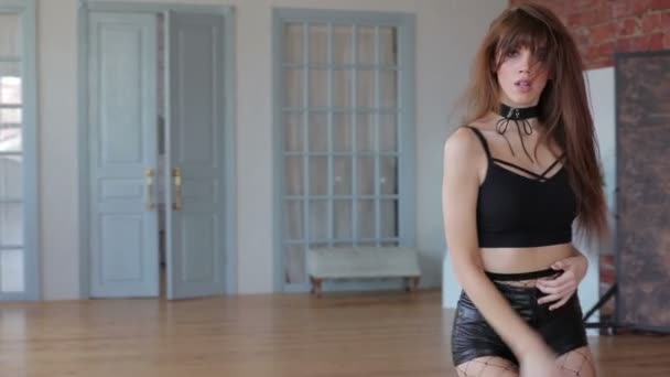 Молода жінка танцює сексуально в колготках сітки — стокове відео