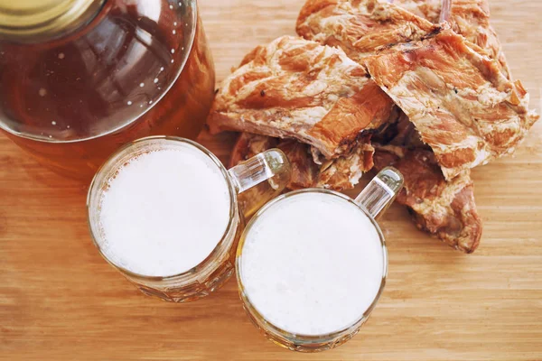 Costillas ahumadas y cerveza — Foto de Stock