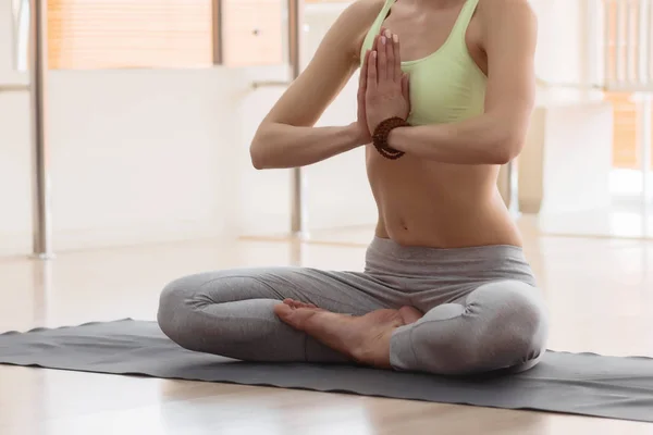 Stäng upp händer. Flicka gör yoga inomhus. — Stockfoto