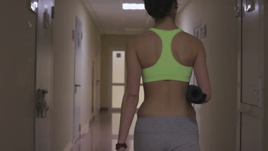 Yoga Mat koridorda yürürken ellerini kızla spor.