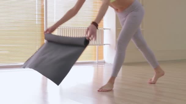 Jeune Femme Sportive Dispose Tapis Fitness Studio Avec Parquet Grandes — Video