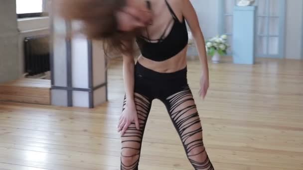 Νεαρή γυναίκα που χορεύει σέξι σε πλέγμα καλσόν — Αρχείο Βίντεο