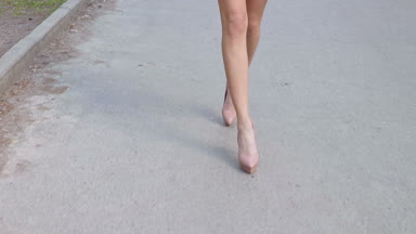 Yol boyunca yürüyen kırpma kadın