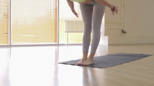 Young woman warming up in studio — Stock Video