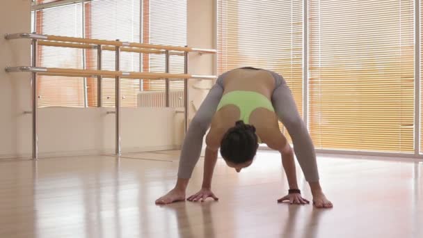 Schöne Frau beim Yoga — Stockvideo