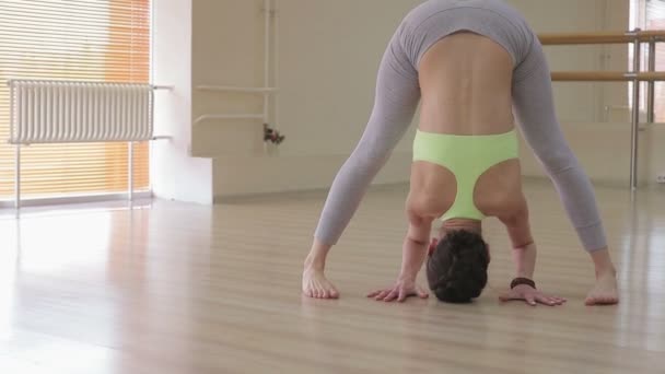 Belle femme faisant du yoga — Video