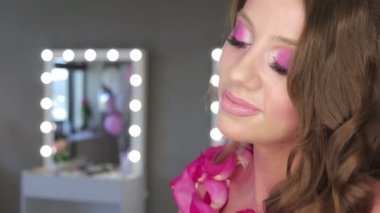 Pembe makyajlı çekici genç kadın