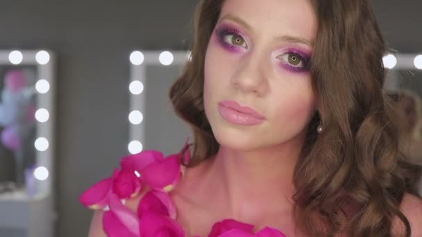 Очаровательная девушка с розовым макияжем — стоковое видео