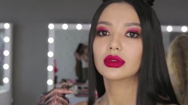밝은 립스틱을 하고 카메라 앞에 포즈를 취하는 아시아 소녀 — 비디오