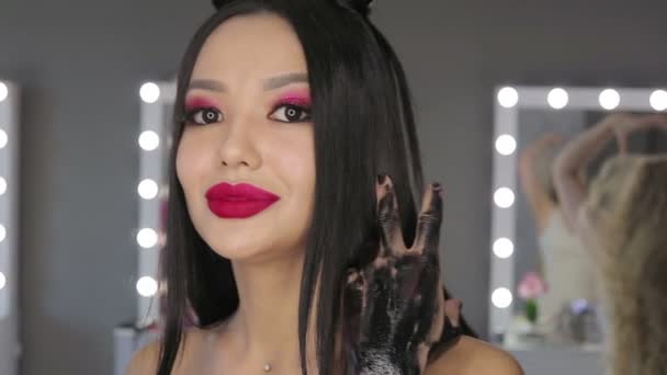 Asian young woman with bright lipstick posing at camera — Stock Video