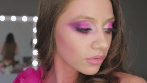 Charmig ung kvinna med rosa make-up — Stockvideo