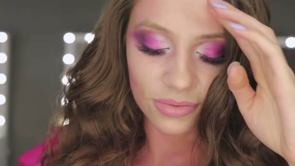 Charmante jeune femme avec maquillage rose — Video