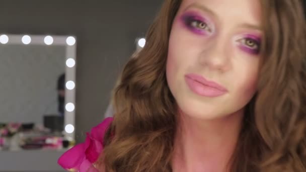 Όμορφη νεαρή γυναίκα με ροζ μακιγιάζ — Αρχείο Βίντεο