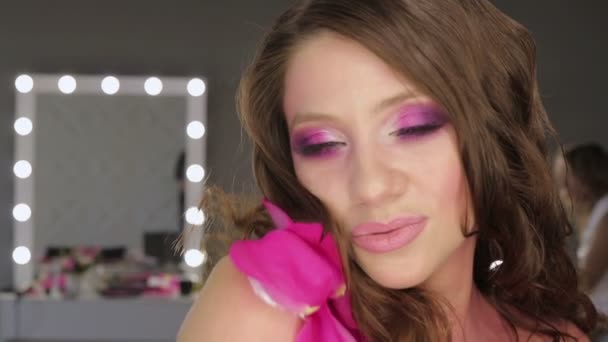 Όμορφη νεαρή γυναίκα με ροζ μακιγιάζ — Αρχείο Βίντεο