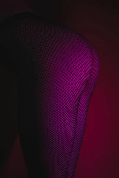 Sensuele naakte vrouw in panty in neon — Stockfoto