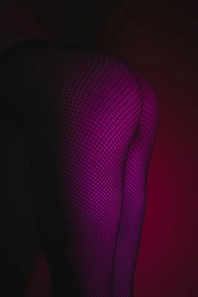 Sensuell naken kvinna i tights i neon — Stockfoto