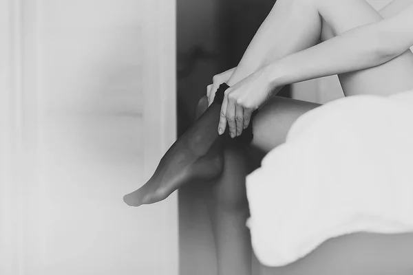 Donna nuda che indossa calze nere — Foto Stock