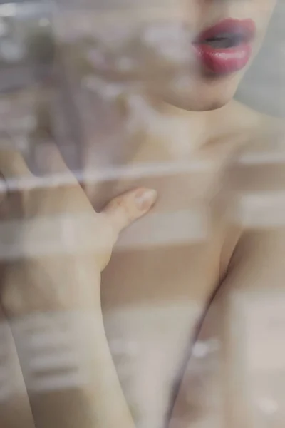 Femme nue séduisante avec brillant à lèvres — Photo