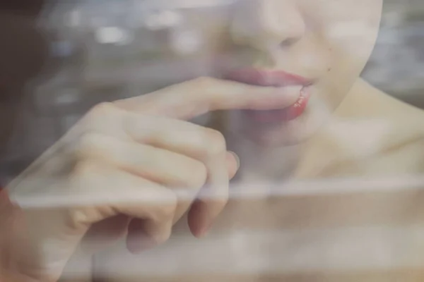 Erotische vrouw met vinger in de mond — Stockfoto