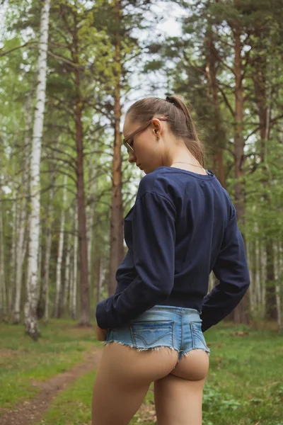 Awesome ung kvinna i trä — Stockfoto