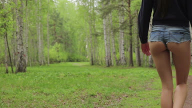 Kırpma genç kadın önde gidiyor