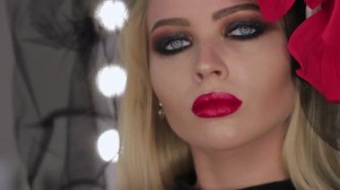 Kamera için poz Goth Bayan