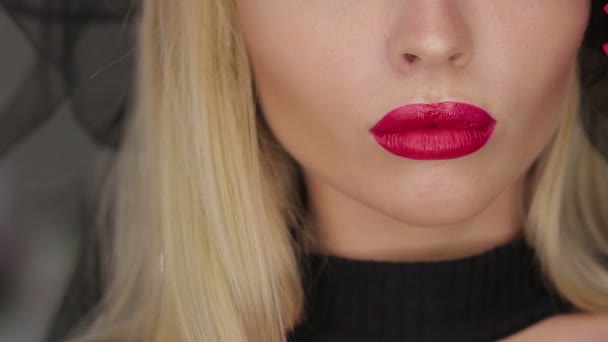 Cosecha femenina posando con los labios — Vídeos de Stock