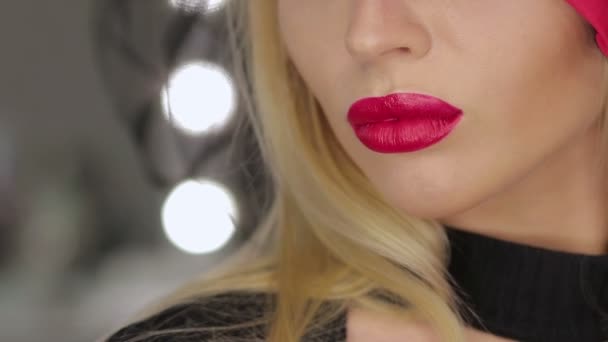 用嘴唇摆姿势的女性 — 图库视频影像
