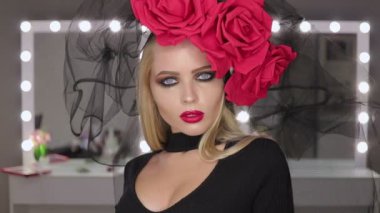 Mükemmel bir kamera için poz Goth erkek