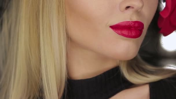 Cosecha femenina posando con los labios — Vídeo de stock