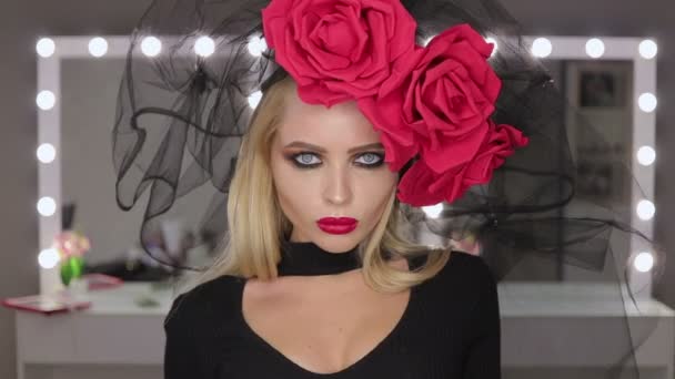 Perfekte Goth-Frau posiert für die Kamera — Stockvideo