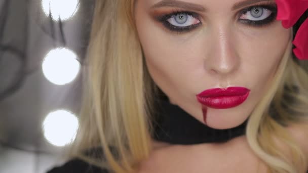 Gröda vampyr dam poserar för kameran — Stockvideo