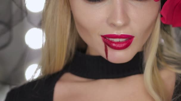 Женщина-вампир позирует перед камерой — стоковое видео